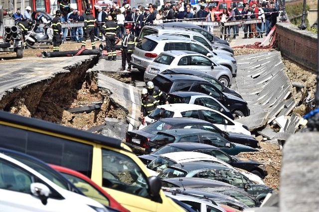 İtalya'da Yol Çöktü, 20 Araç İçine Düştü