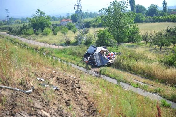 Depo Malzemeleri Yüklü Kamyon Bahçeye Girerek Durabildi