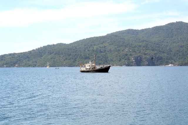 Marmaris'te Denizde Sahipsiz Kalan Teknelerin Sırrı Çözülemiyor