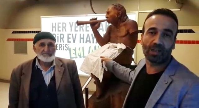 Çıplak Heykelin Üzerini Örtmek İçin Erzurum'dan İzmir'e Geldi