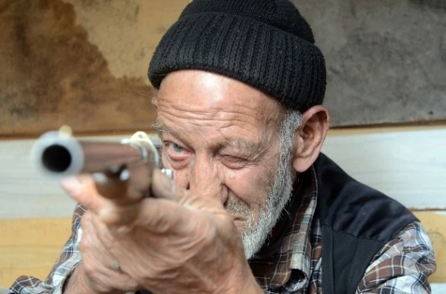 86 Yaşındaki Ramazan Dede'nin Yaptığı Silahları Almak İçin Kuyruk Var