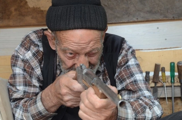 86 Yaşındaki Ramazan Dede'nin Yaptığı Silahları Almak İçin Kuyruk Var