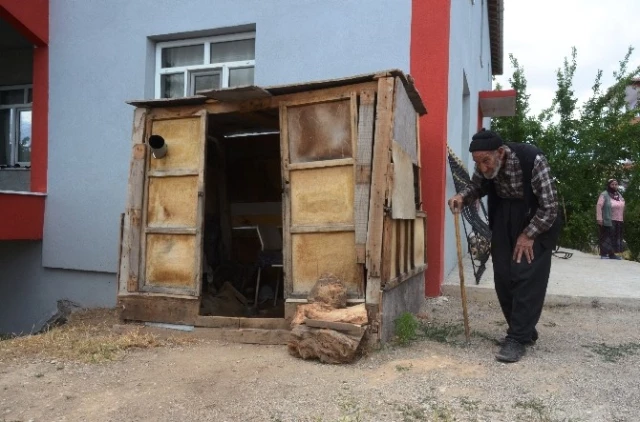 86 Yaşındaki Ramazan Dede'nin Yaptığı Silahları Almak İçin Kuyruk Var