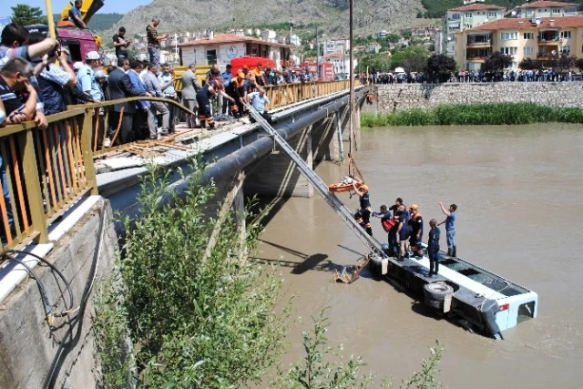 Amasya'da Minibüs Köprüden Irmağa Uçtu: 14 Yaralı