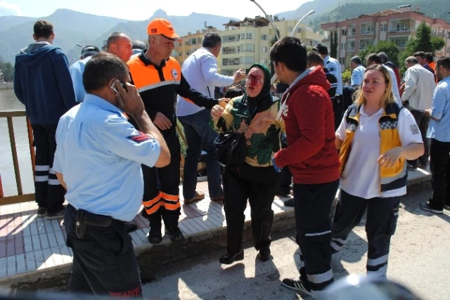 Amasya'da Minibüs Köprüden Irmağa Uçtu: 14 Yaralı