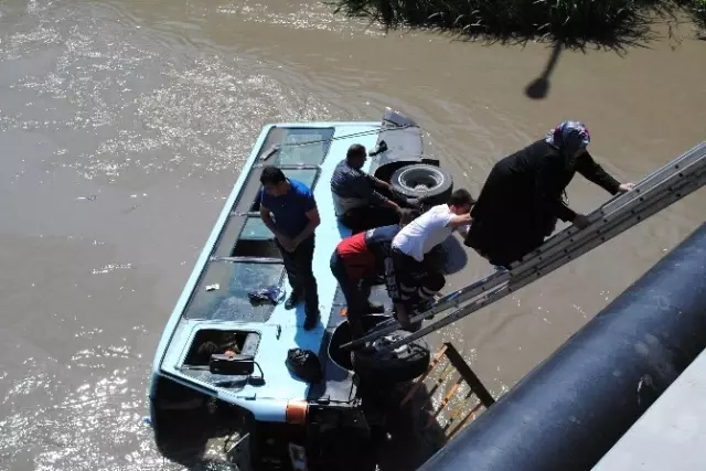 Amasya'da Minibüs Köprüden Irmağa Uçtu: 14 Yaralı