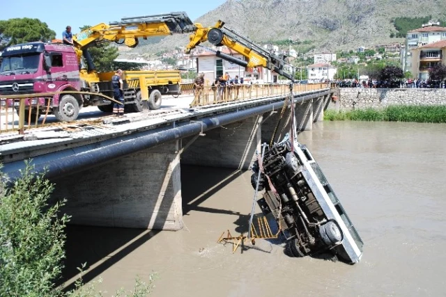 Amasya'da Minibüs Köprüden Irmağa Uçtu: 14 Yaralı