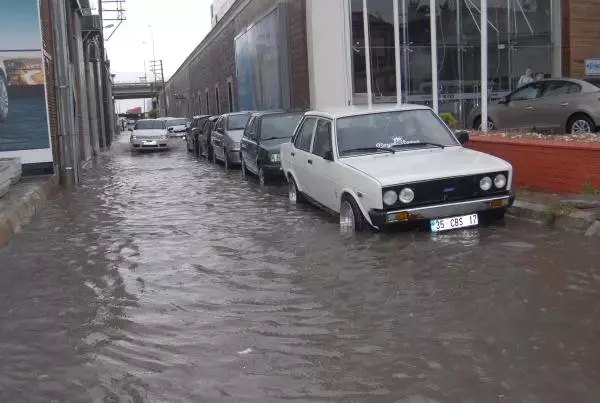 İzmir'de Sağanak Etkili Oldu