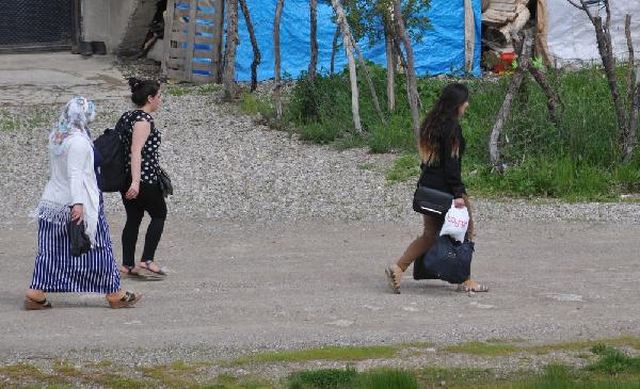 Yüksekova'da Yasağa Rağmen Evlerine Dönmeye Başladılar
