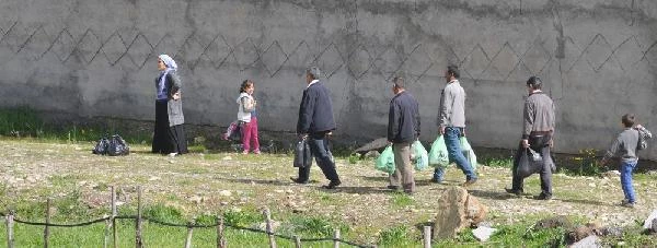 Yüksekova'da Yasağa Rağmen Evlerine Dönmeye Başladılar