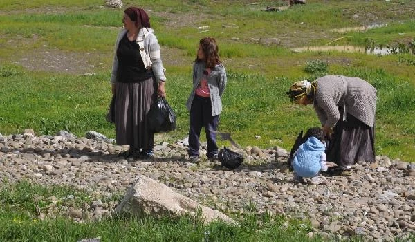 Yüksekova'da Yasağa Rağmen Evlerine Dönmeye Başladılar