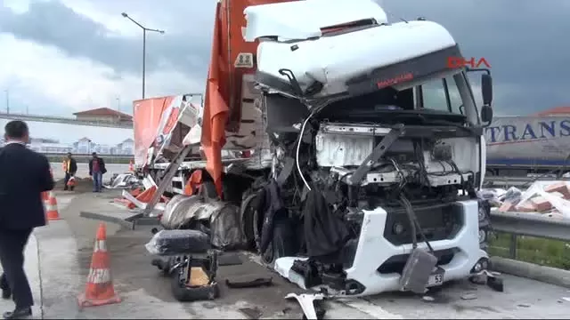 Bolu'da Hurdaya Dönen Tır'dan Burnu Bile Kanamadan Çıktı