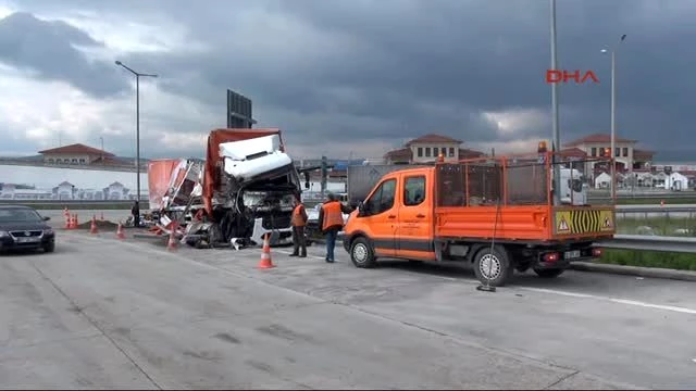 Bolu'da Hurdaya Dönen Tır'dan Burnu Bile Kanamadan Çıktı