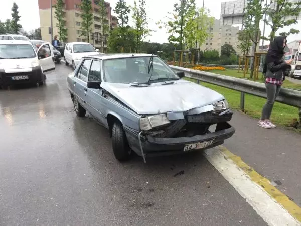 Kaza Raporu Tutan Polislere Otomobil Çarptı: 2 Polis Yaralı