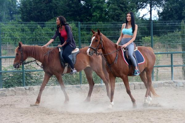 Kraliçe Adayları, Ata Binerek <a class='keyword-sd' href='/stres/' title='Stres'>Stres</a> Atıyor