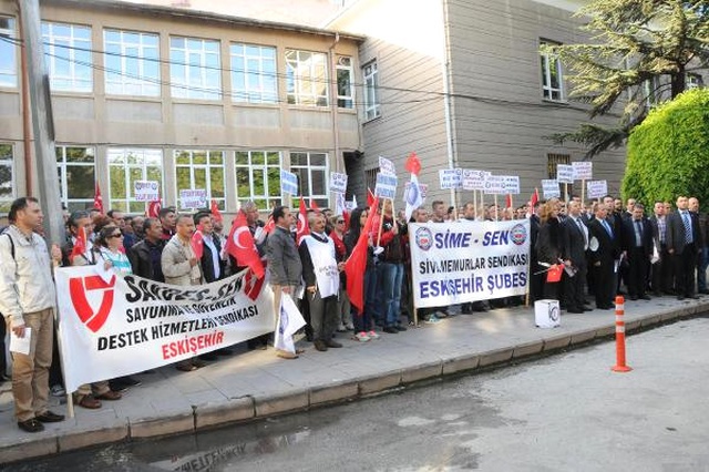 TSK'da Çalışan Sivil Memurlar Bordrolarını Yaktı