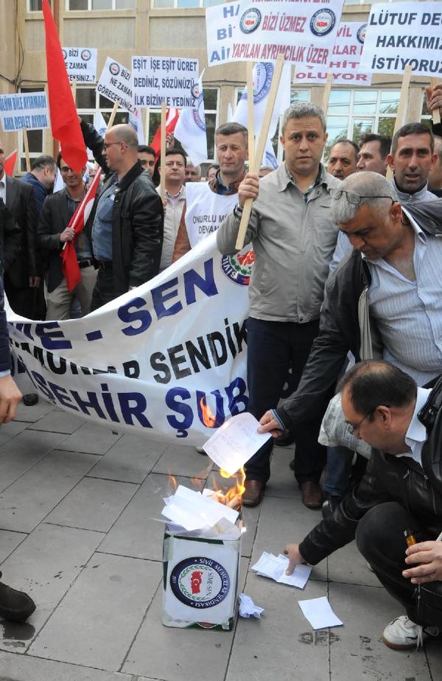 TSK'da Çalışan Sivil Memurlar Bordrolarını Yaktı