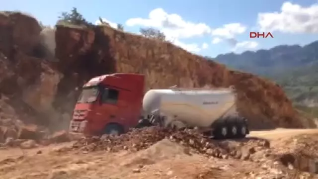 Tunceli'deki Toprak Kayması Dev Kamyonu Böyle Yuttu