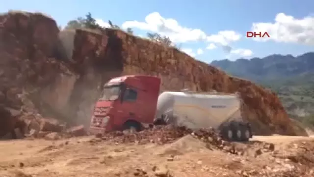 Tunceli'deki Toprak Kayması Dev Kamyonu Böyle Yuttu