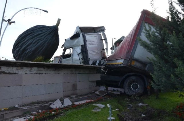 4 Kişinin Yaralandığı Kazada TIR Sürücüsü Faciayı Önledi