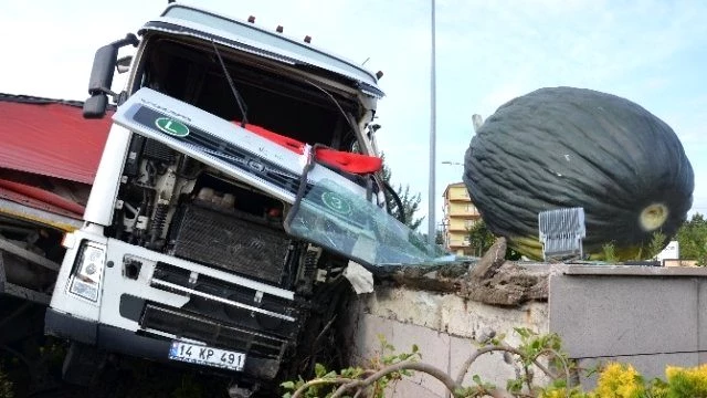 4 Kişinin Yaralandığı Kazada TIR Sürücüsü Faciayı Önledi