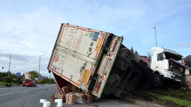 4 Kişinin Yaralandığı Kazada TIR Sürücüsü Faciayı Önledi