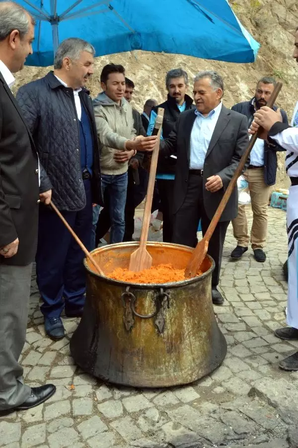 Etli Pilav İçin Birbirlerini Ezdiler