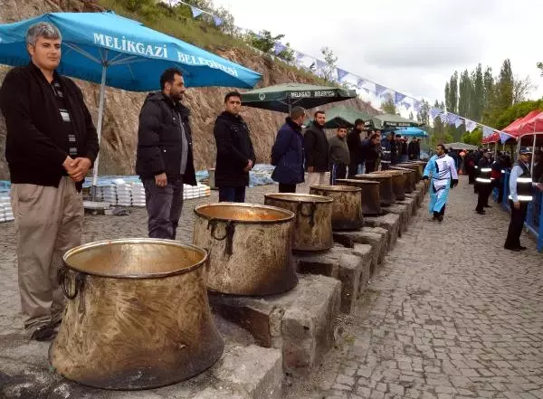 Etli Pilav İçin Birbirlerini Ezdiler