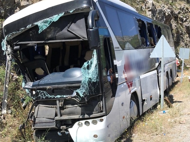 Burdur - Antalya Yolunda Otobüs Kayalıklara Çarptı: 2 Ölü 5 Yaralı