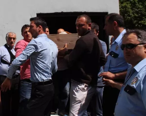 2 Haftalık Eşiyle Geçimsizlik Yaşayınca İntihar Etti