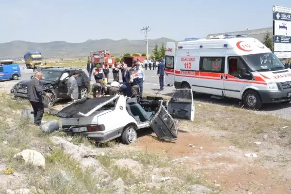 Niğde'de İki Otomobil Çarpıştı: 3 Ölü, 3 Yaralı