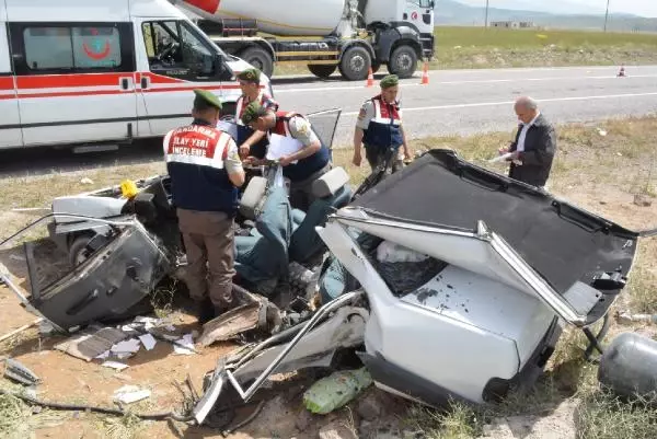 Niğde'de İki Otomobil Çarpıştı: 3 Ölü, 3 Yaralı