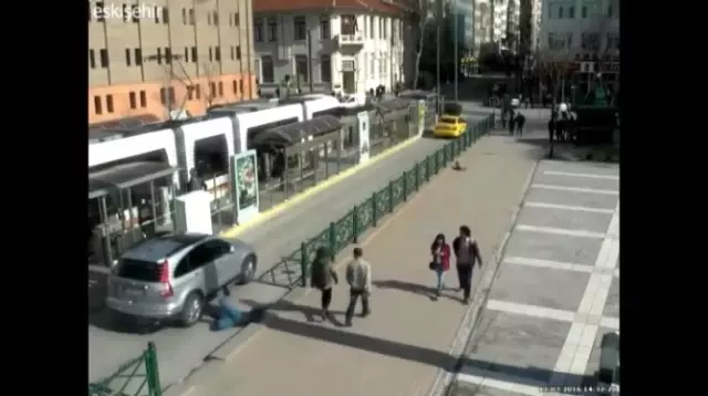 Arkadaşıyla Vedalaştı Saniyeler Sonra Otomobilin Altında Kaldı