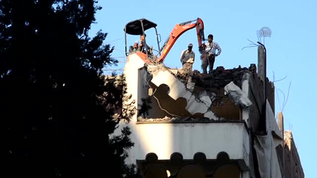 Böylesi Görülmedi! Çatıda İş Makinesi Var