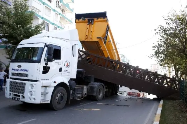 Kamyonun Açılan Damperi Üst Geçidi Yıktı