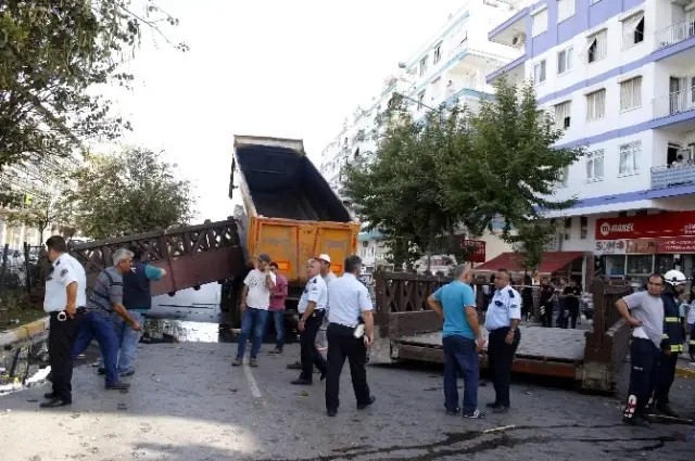 Kamyonun Açılan Damperi Üst Geçidi Yıktı