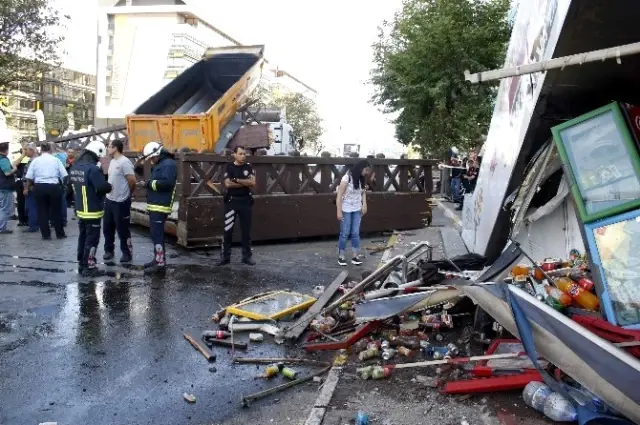 Kamyonun Açılan Damperi Üst Geçidi Yıktı