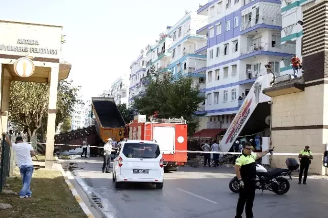 Kamyonun Açılan Damperi Üst Geçidi Yıktı