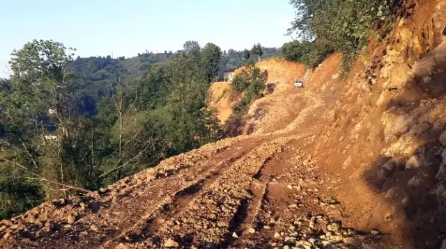 Kazmayla Kendi Yolunu Yapmaya Çalışan Çay Üreticisine Yardım Eli Uzandı