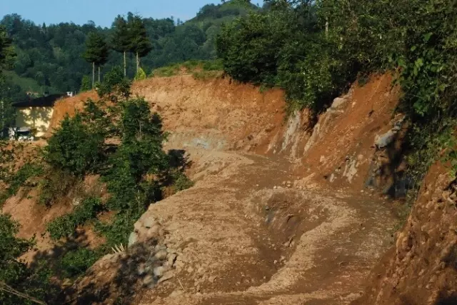 Kazmayla Kendi Yolunu Yapmaya Çalışan Çay Üreticisine Yardım Eli Uzandı