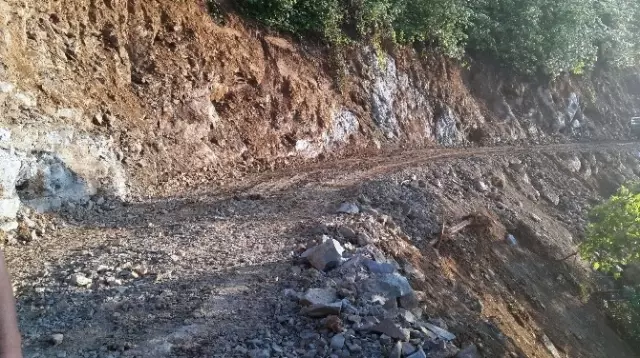 Kazmayla Kendi Yolunu Yapmaya Çalışan Çay Üreticisine Yardım Eli Uzandı