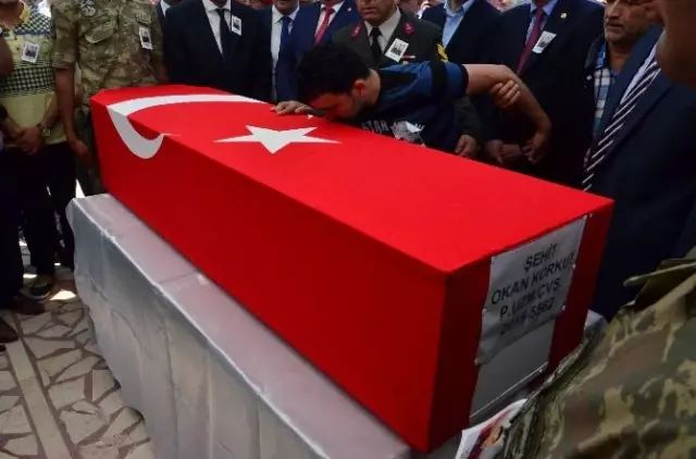 Şehit Asker Son Yolculuğuna Uğurlandı! Arkadaşı Tabutun Üzerine Mermi Koydu