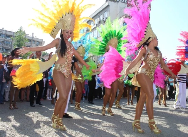 Rio Karnavalı Gibi 'Kiraz Festivali'