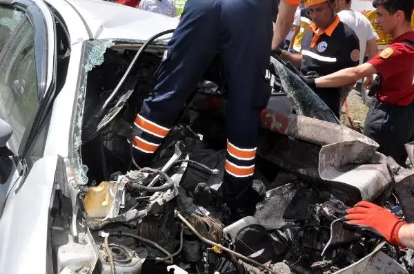 Bariyere 'Ok' Gibi Saplanan Otomobilin Sürücüsü Öldü