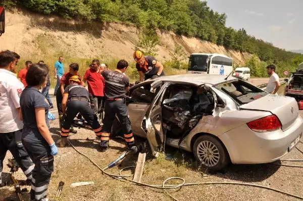 Bariyere 'Ok' Gibi Saplanan Otomobilin Sürücüsü Öldü