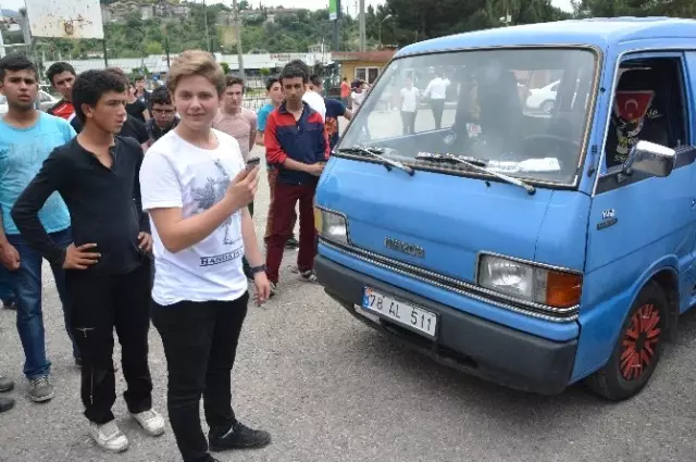 Sevgilisinden Ayrıldı, Mucit Oldu! Liseli Genç, Kumandalı Minibüs Yaptı