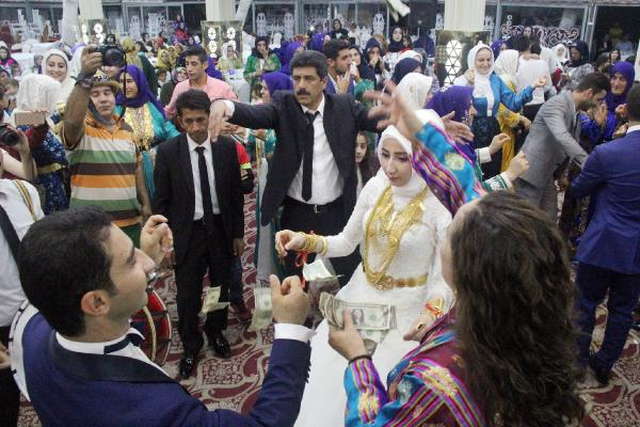 Urfalı İş Adamı Ömer Eyüpoğlu'nun Oğlunun Düğününde Dolarlar Havada Uçtu