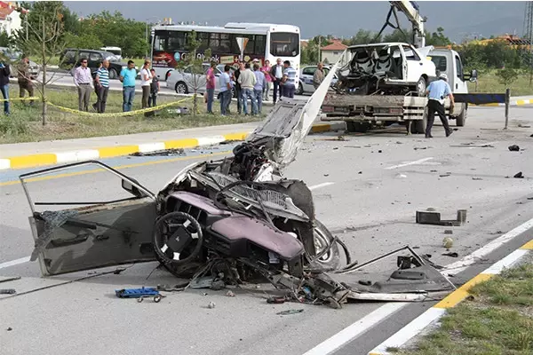 Erzincan'da Trafik Kazası: 3 Ölü, 8 Yaralı