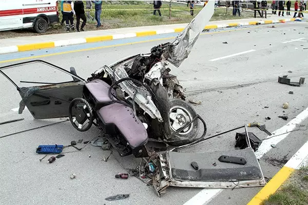 Erzincan'da Trafik Kazası: 3 Ölü, 8 Yaralı