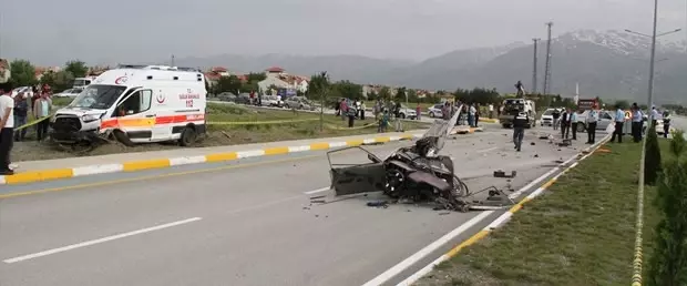 Erzincan'da Trafik Kazası: 3 Ölü, 8 Yaralı